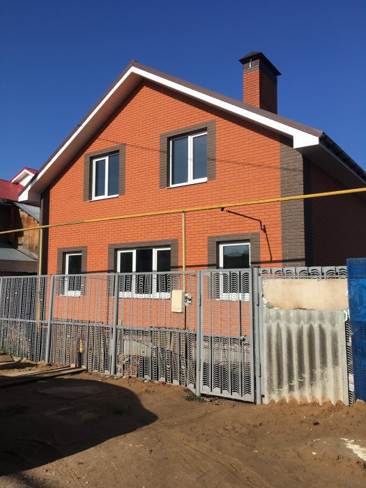 Красно-шоколадный дом в Тольятти 